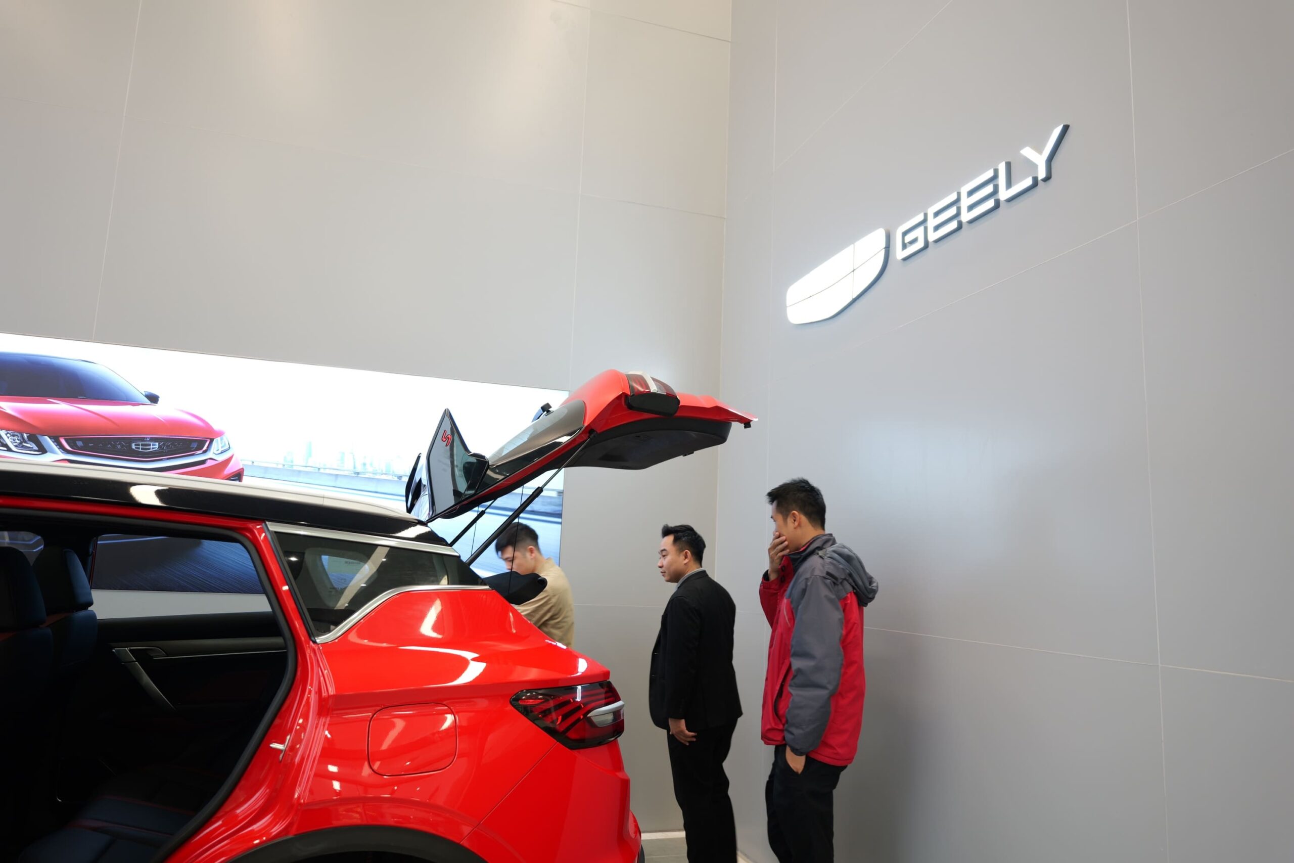 Đội ngũ Geely Quảng Nam hỗ trợ khách hàng nhiệt tình