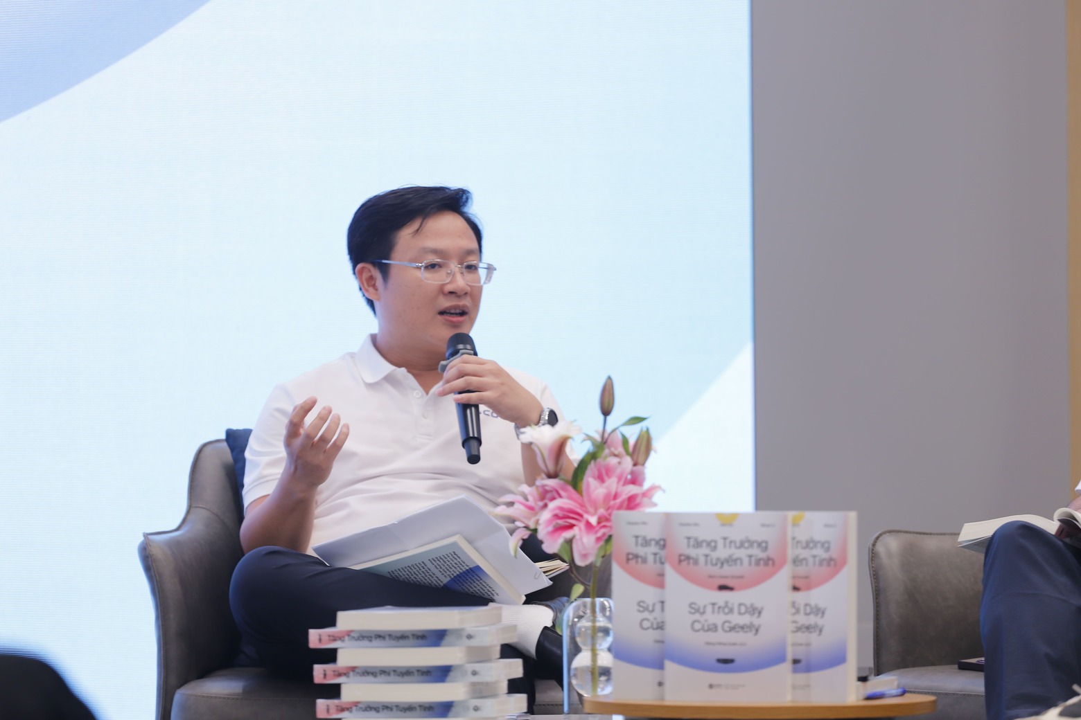 3. Ong Hoang Anh Tuan Quyen Tong giam doc Tasco Auto chia se tai su kien ra mat sach 3