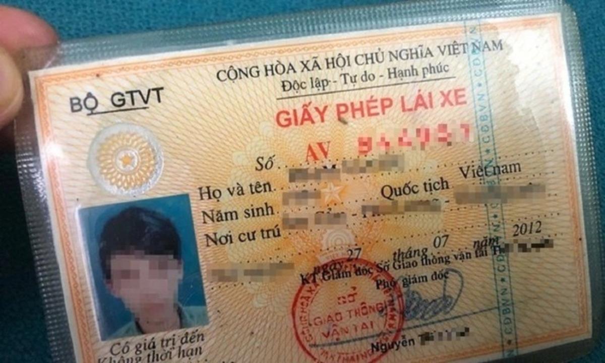 giay phep lai xe cu duoc lam tu chat lieu giay de bi nhau nat Giấy phép lái xe cũ được làm từ chất liệu giấy, dễ bị nhàu nát
